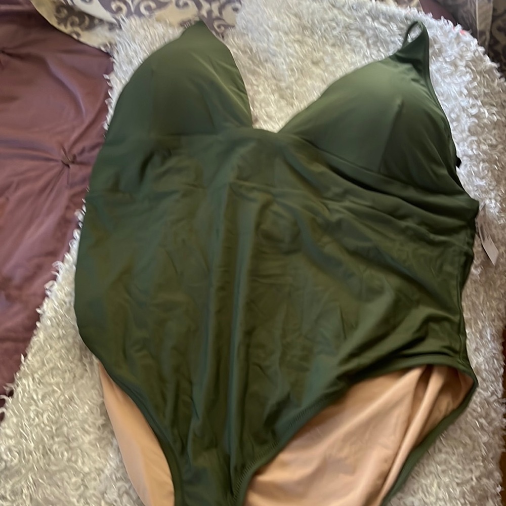 J.Crew Deep V-neck French One-piece NWT green Size 24 hygienic liners attached